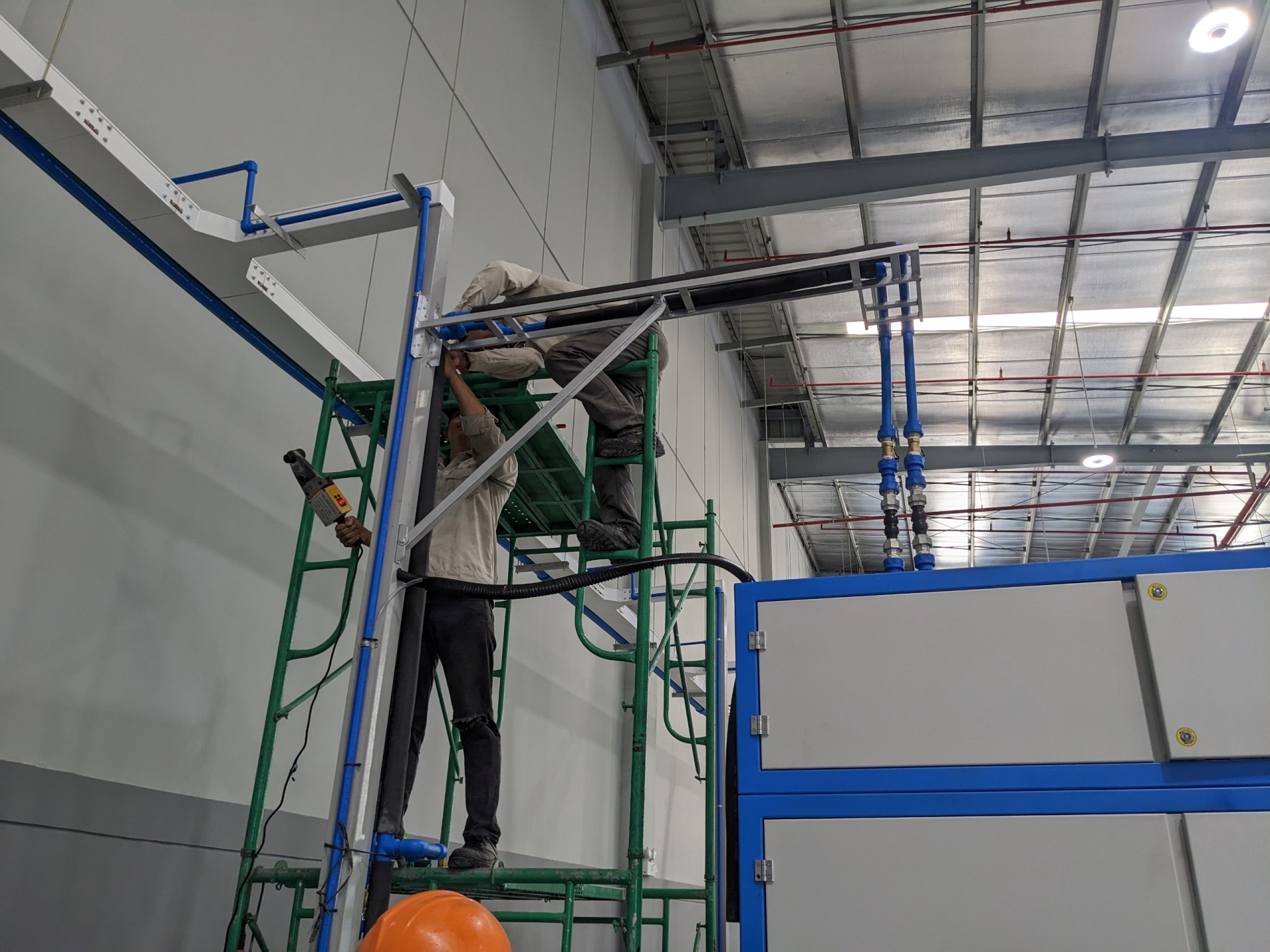 THI CÔNG, LẮP ĐẶT ĐƯỜNG ỐNG VÀ CUNG CẤP MÁY LÀM LẠNH NƯỚC CHILLER GIÓ 10HP TÍCH HỢP BỒN CHO CÔNG TY TNHH BAUD VIETNAM