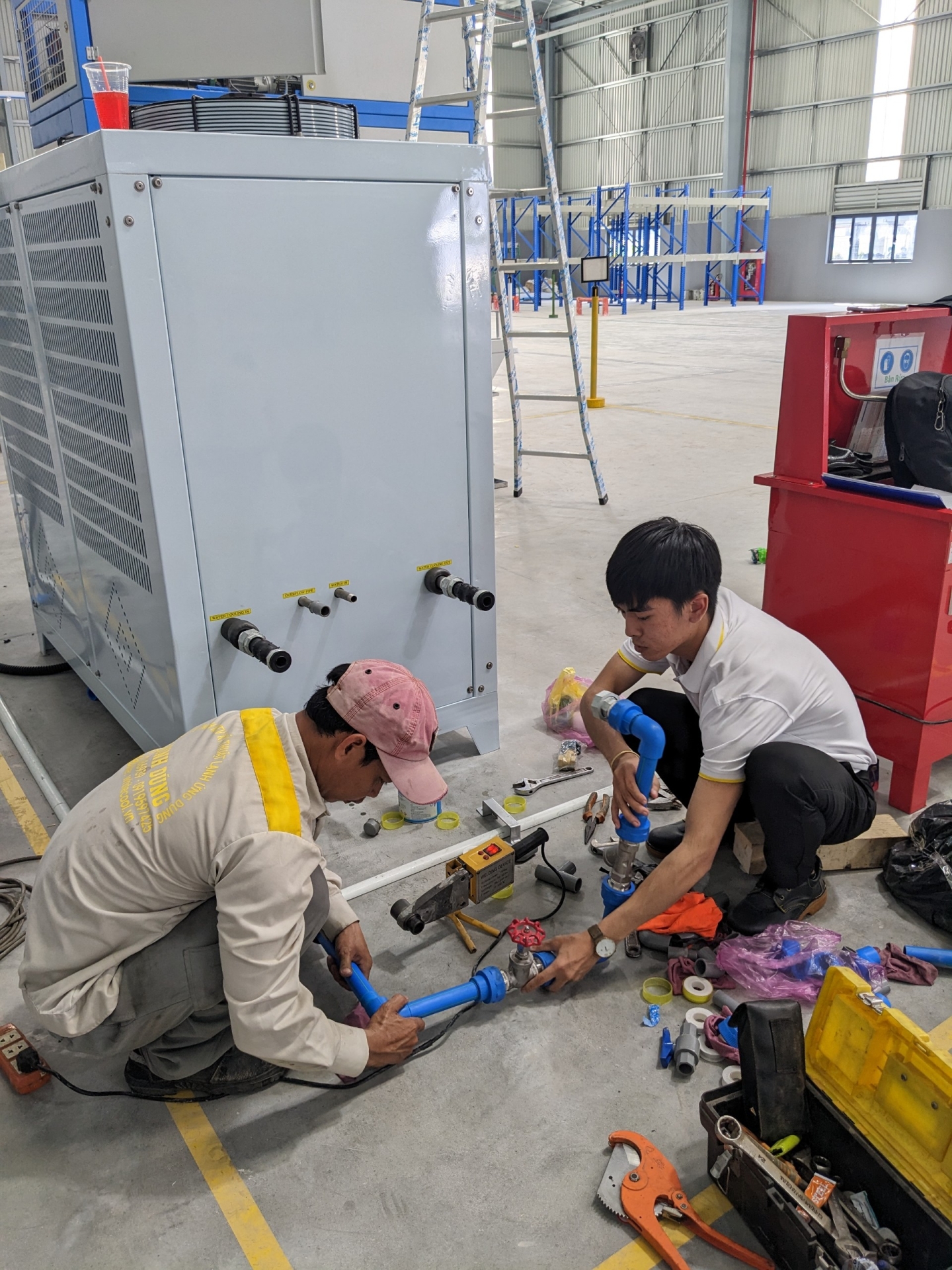 THI CÔNG, LẮP ĐẶT ĐƯỜNG ỐNG VÀ CUNG CẤP MÁY LÀM LẠNH NƯỚC CHILLER GIÓ 10HP TÍCH HỢP BỒN CHO CÔNG TY TNHH BAUD VIETNAM